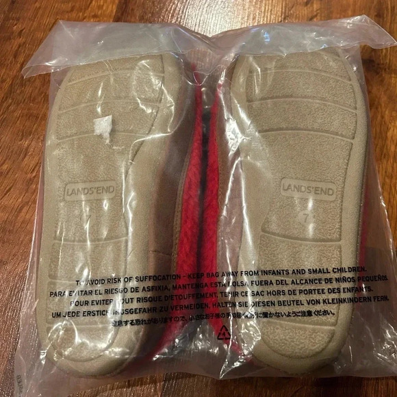 NWT Lands End Faux Fur red slippers size 7 - Picture 3 of 5